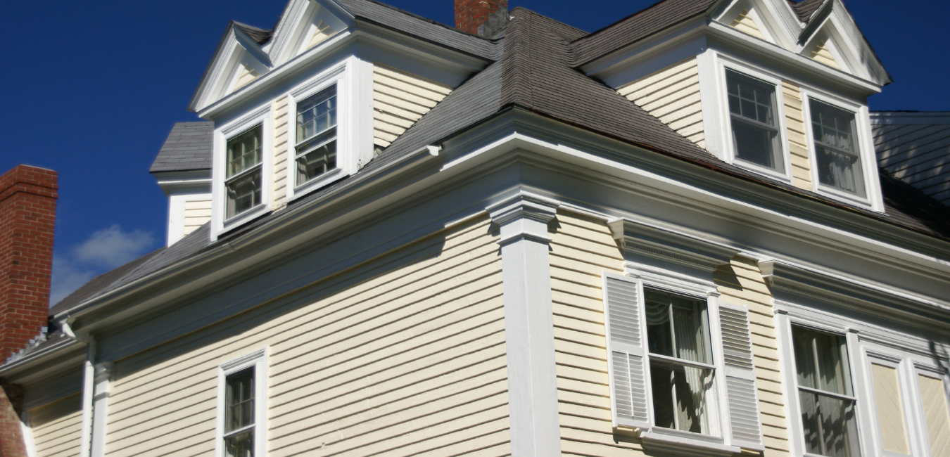 A photo of a house with new vinyl siding installed with Lifetime Fade Protection product